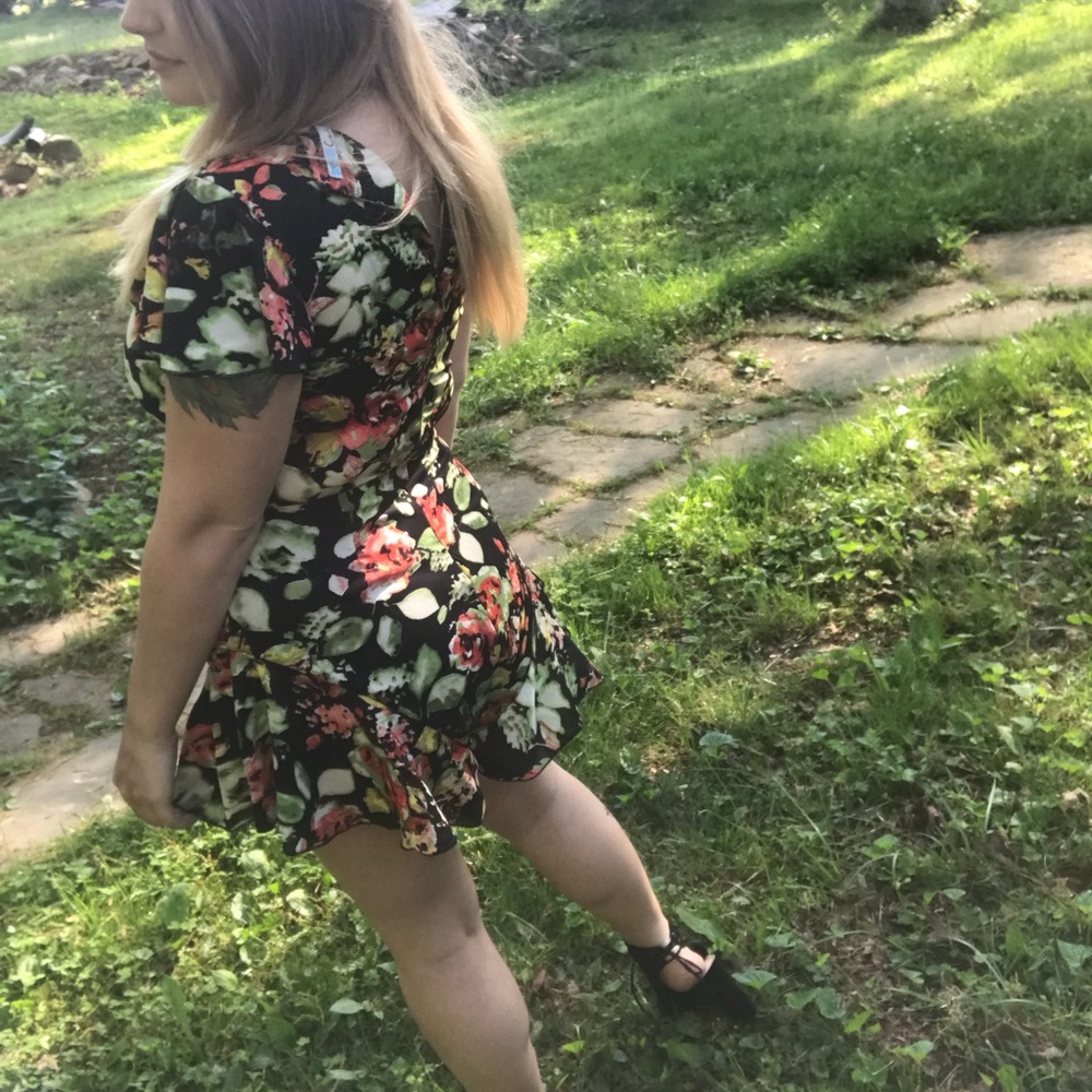 Closet clear π¨ Floral ruffle butt short romper - Picture 5 of 8